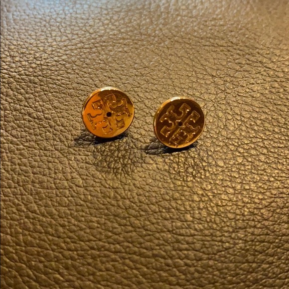 ⭐️NWT⭐️TORY BURCH HEX-LOGO STUD EARRINGS - Picture 4 of 5